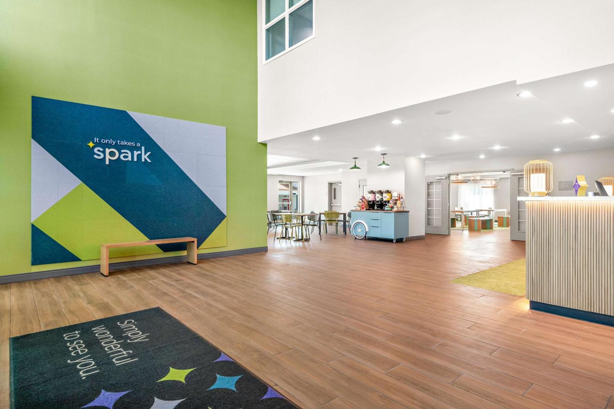 Spark By Hilton Exton Eksteriør billede